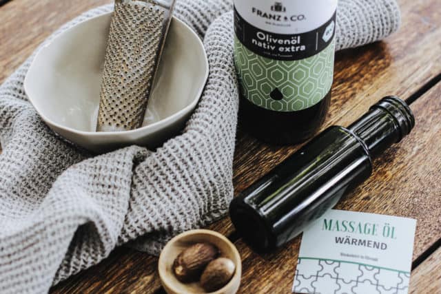 Massageöl mit Olivenöl und Muskatnuss