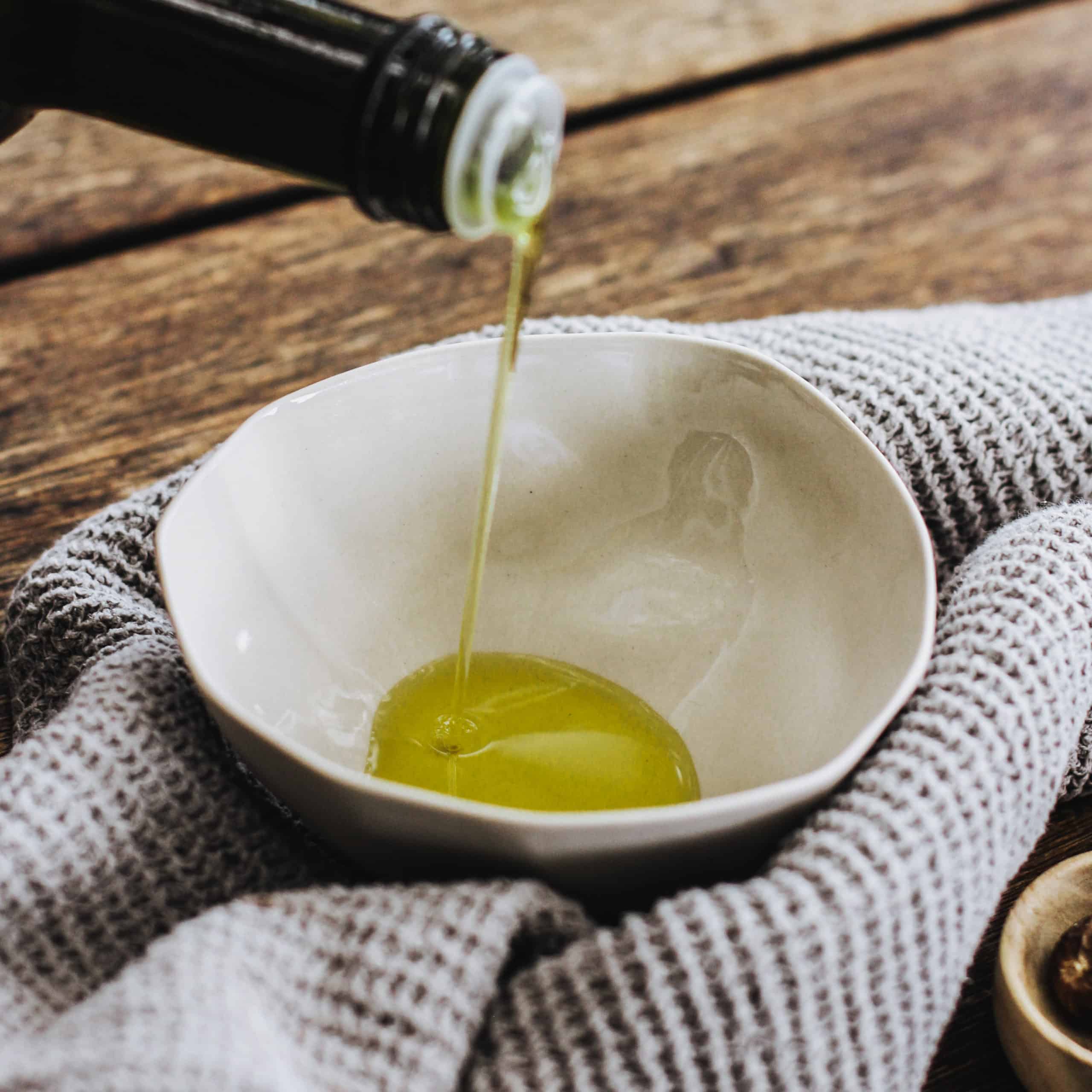 Massageöl mit Olivenöl und Muskatnuss
