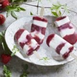 Erdbeer-Rhabarber-Eis mit Honig und Basilikum