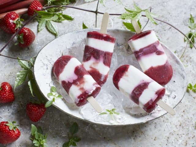 Erdbeer-Rhabarber-Eis mit Basilikum