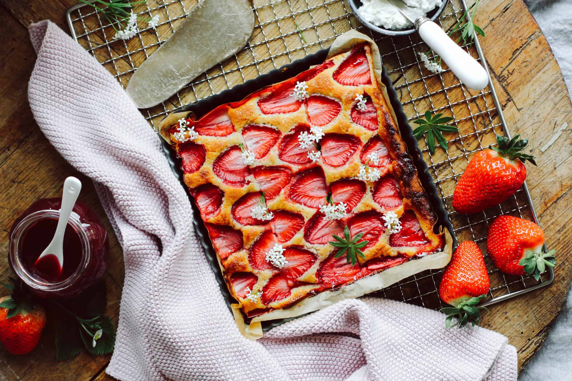 Erdbeerkuchen mit Waldmeistersahne - FRANZ &amp; CO. – die Ölmüller